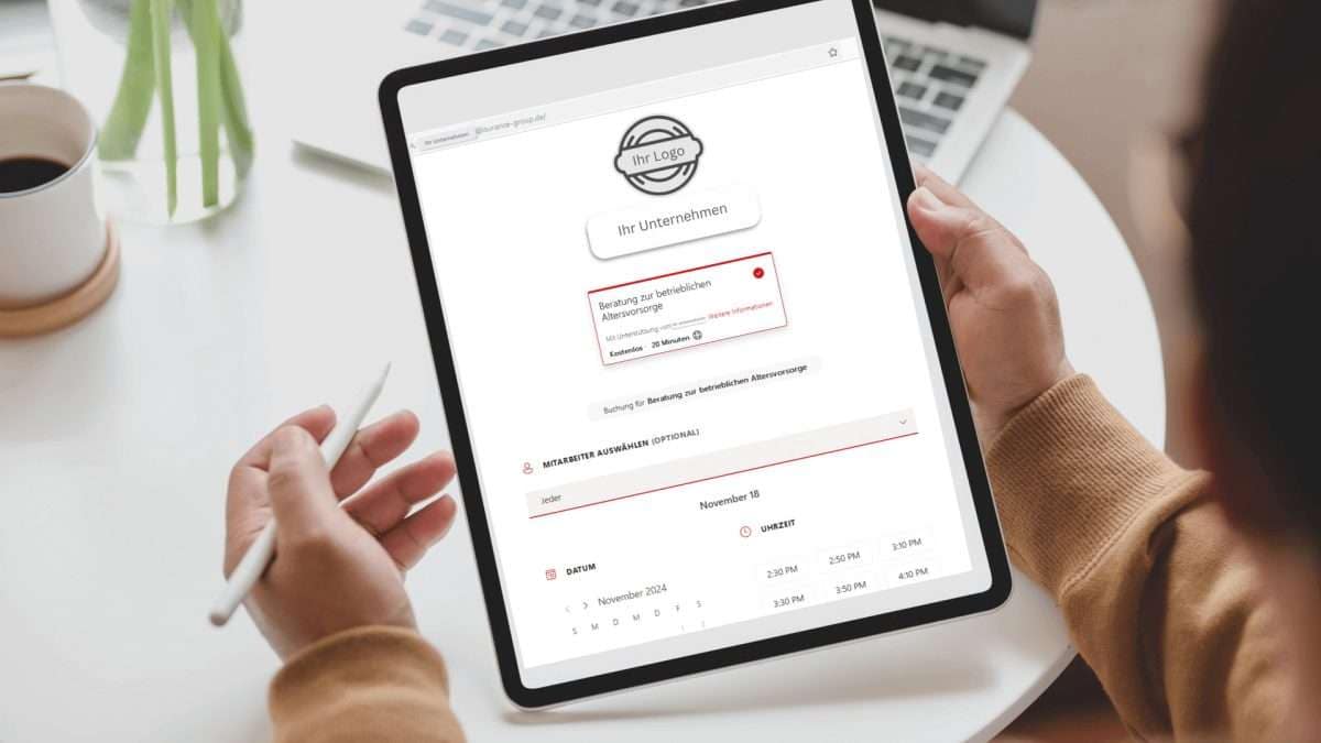 Person, die auf einem Tablet die Online-Verwaltung für Terminbuchungen nutzt.