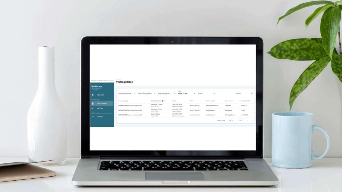 Laptop mit Verwaltungsoberfläche für betriebliche Altersversorgung auf einem Tisch.