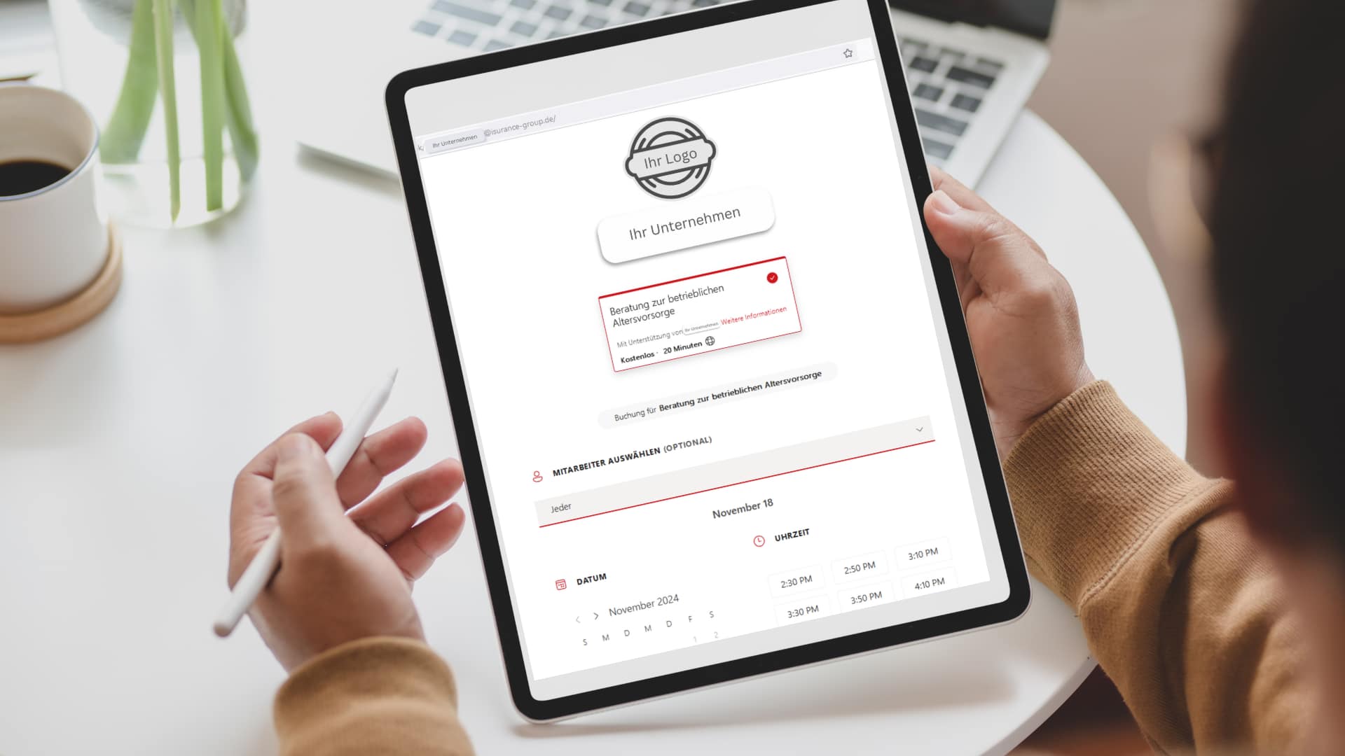 Person, die ein Tablet mit einer Online-Verwaltung für bAV-Terminbuchungen hält.