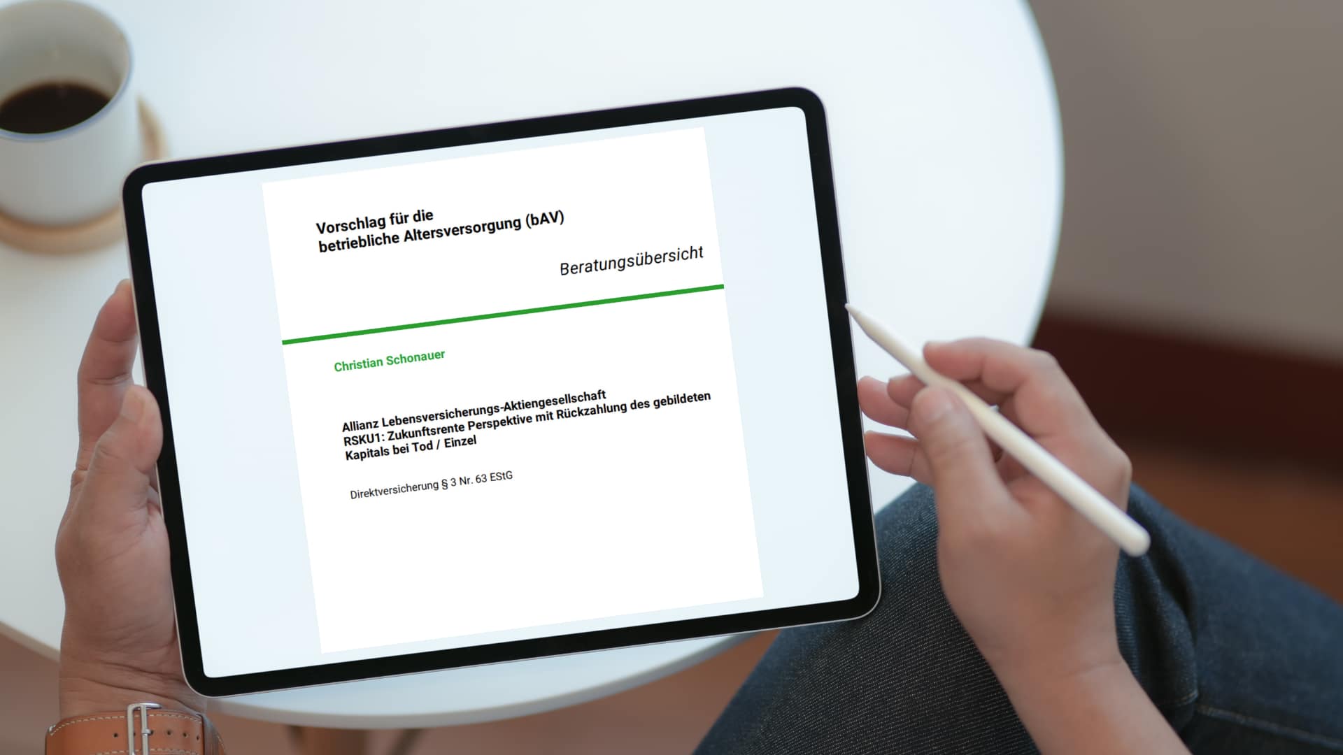 Tablet mit einem Dokument über betriebliche Altersversorgung und Beratungsübersicht.