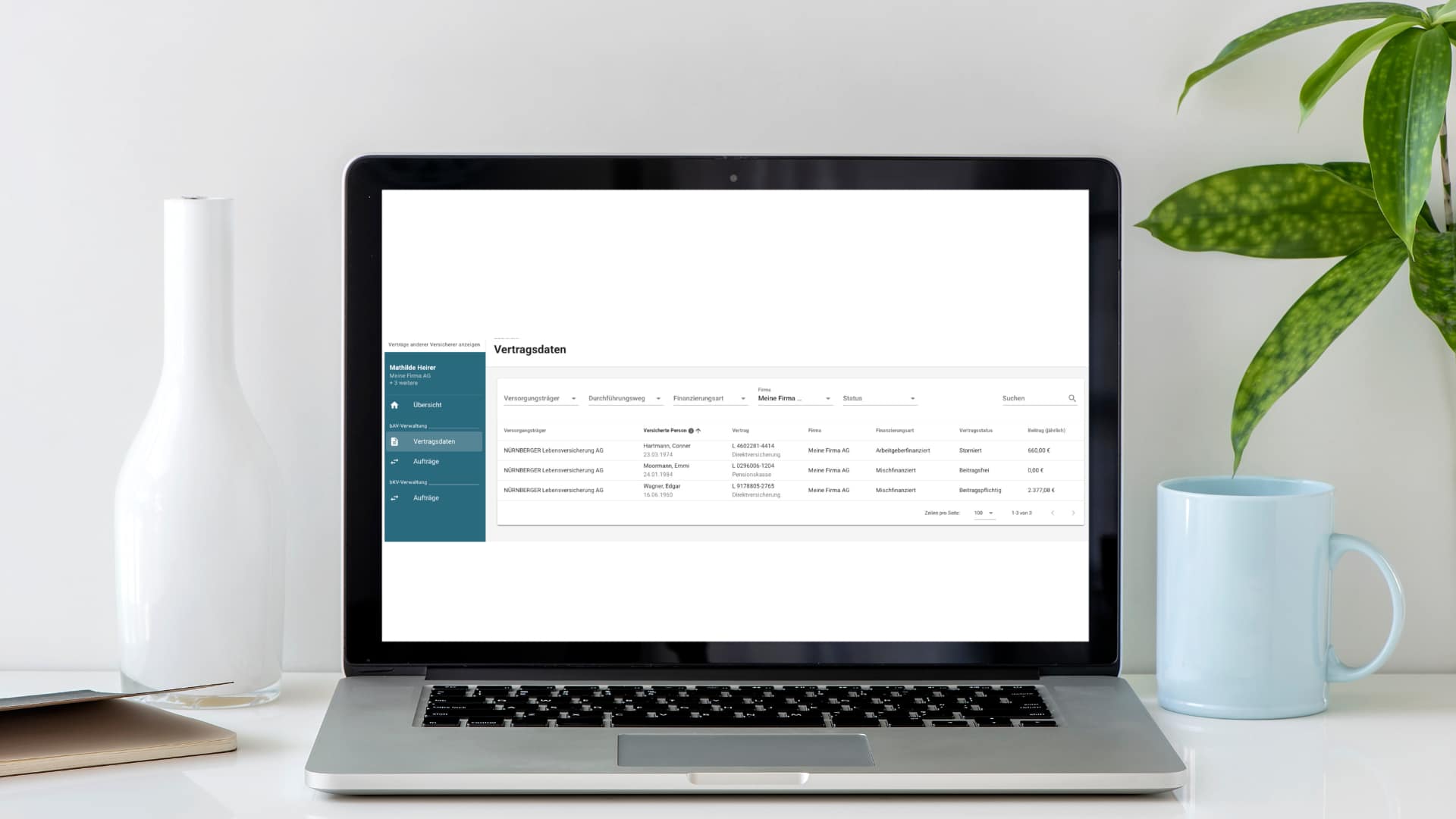 Laptop mit Verwaltungsoberfläche für betriebliche Altersvorsorge auf einem Tisch.