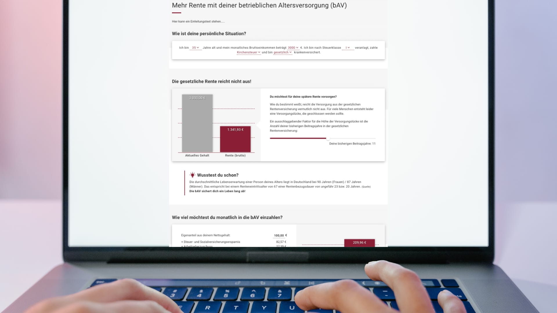Person, die auf einem Laptop eine Online-Verwaltung für die betriebliche Altersversorgung nutzt.