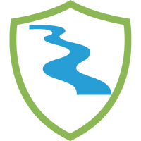 Logo mit einem grünen Schild und einem blauen Fluss, symbolisiert Gewässerschadenhaftpflicht.