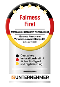 Fairness First Siegel mit den Farben Schwarz, Rot und Gold sowie dem Logo von iSurance Finanz- und Versicherungsvermittlungs-UG.