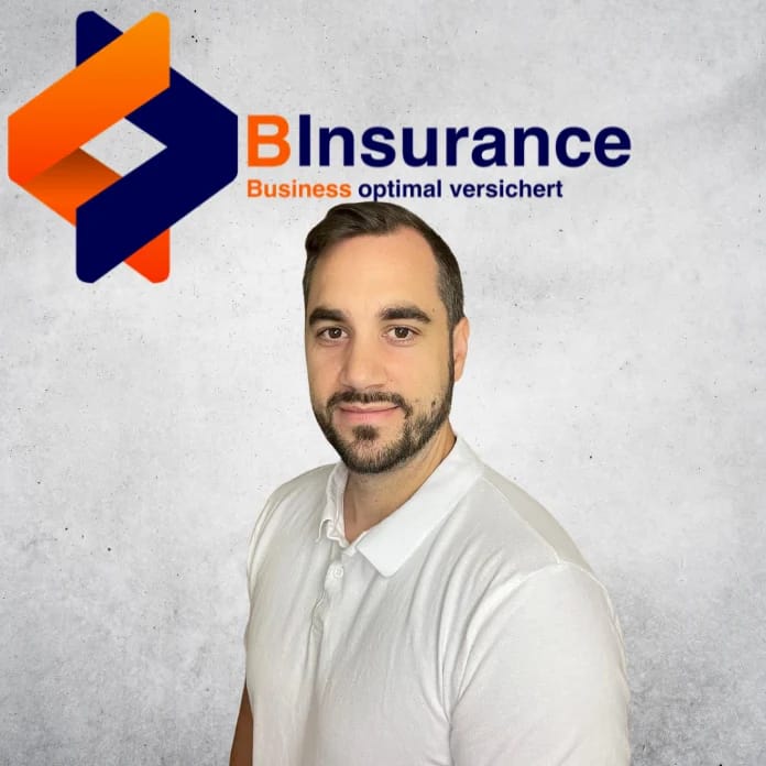 Patrick Warych im weißen Hemd vor dem BInsurance-Logo „Business optimal versichert“, passend zu Baufinanzierung und Immobilienkredit Beratung.