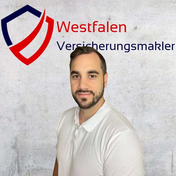Mann mit Bart in einem weißen Poloshirt vor einem grauen Hintergrund mit dem Logo von Westfalen Versicherungsmakler.