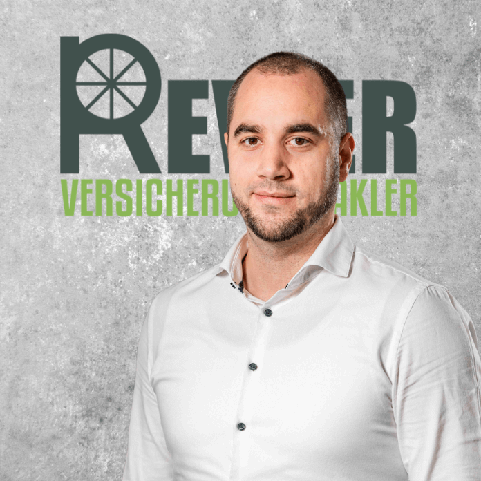 Porträt eines Mannes mit Bart in einem weißen Hemd vor einem grauen Hintergrund mit dem Logo von Revier Versicherungsmakler.