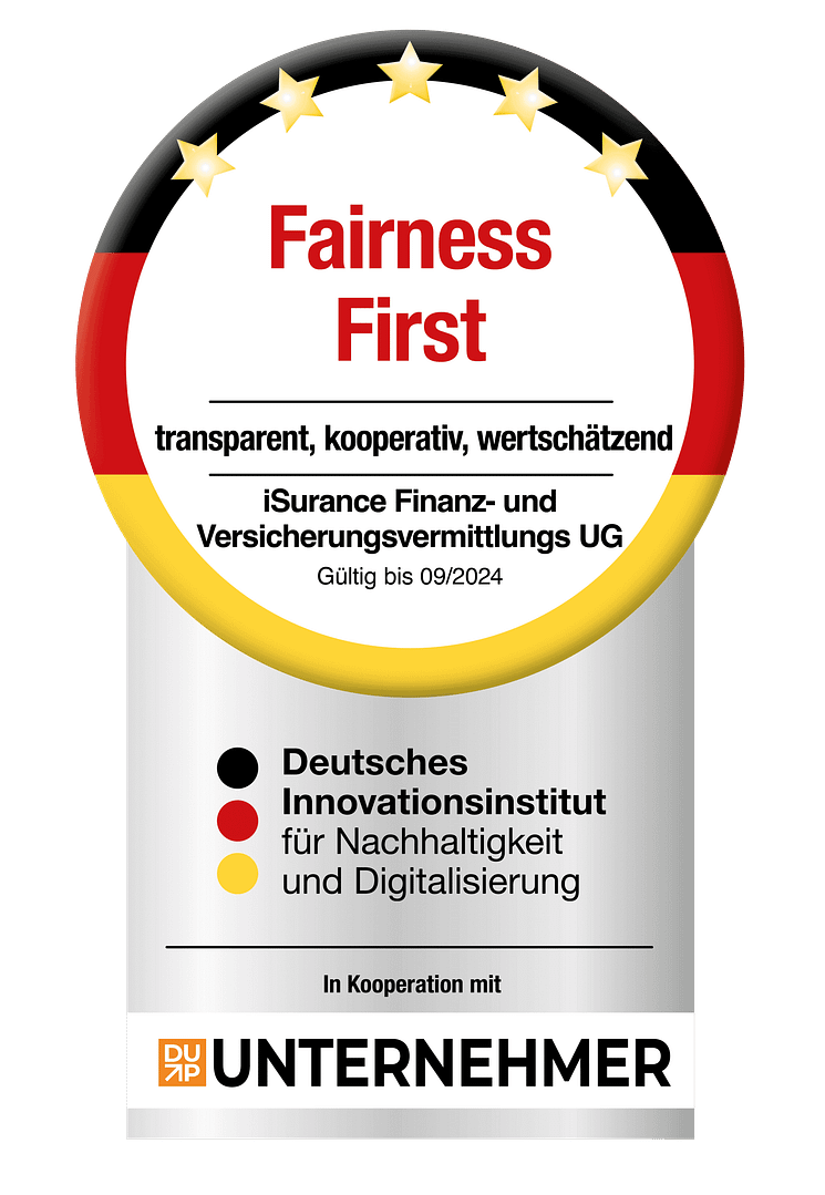 Siegel mit dem Text 'Fairness First' und den Logos von iSurance und DUZP.