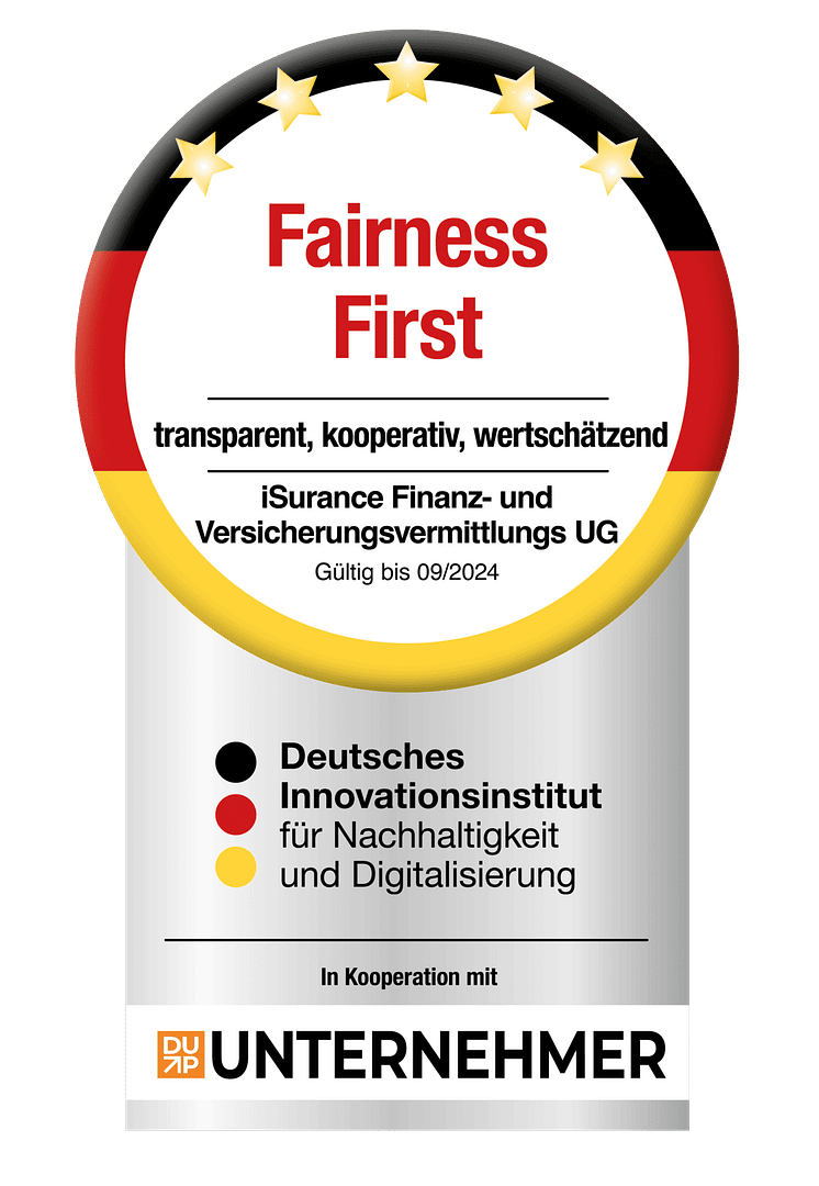 Siegel mit der Aufschrift 'Fairness First' von iSurance Finanz- und Versicherungsvermittlungs-UG.