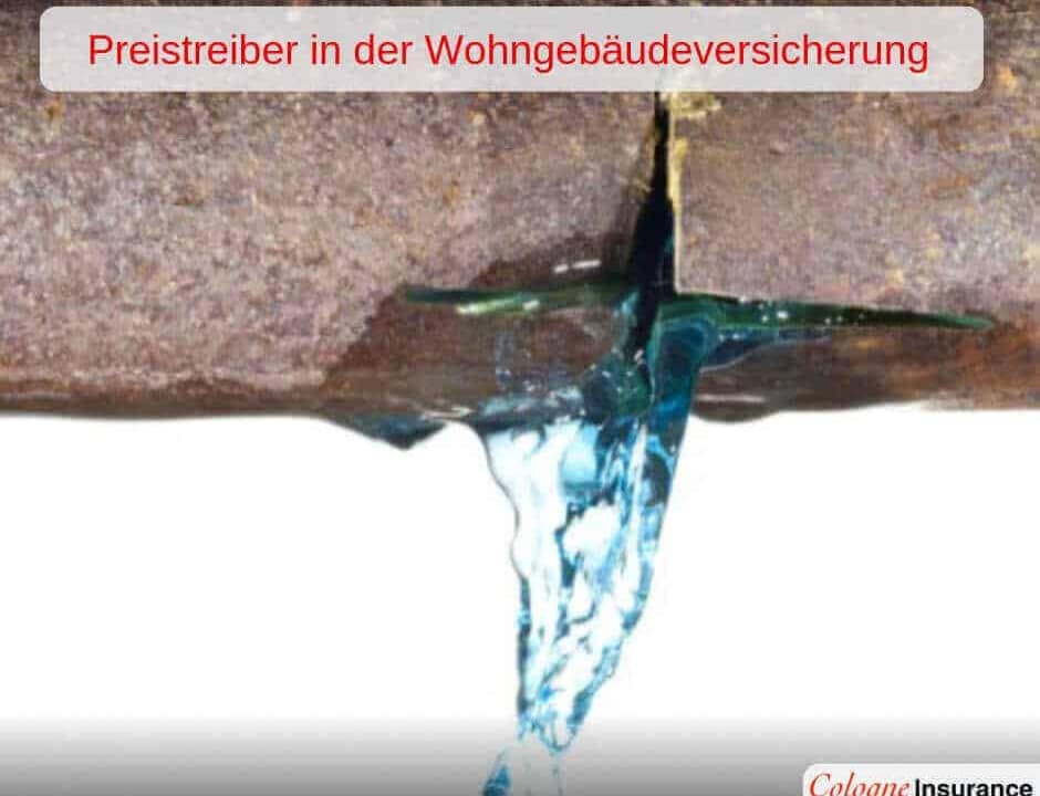 Rostiges Rohr mit Wasser, das aus einem Riss austritt.