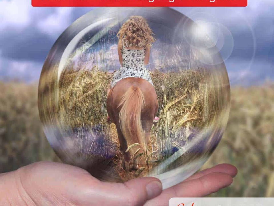 Eine Frau mit langen Haaren sitzt auf einem Pferd, das in einer Glaskugel dargestellt ist.