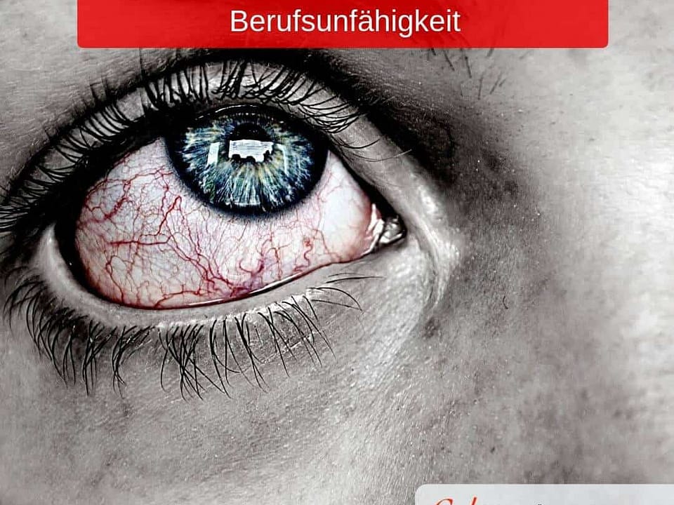 Nahaufnahme eines menschlichen Auges mit blauen Iris und roten Äderchen auf dem weißen Teil des Auges.