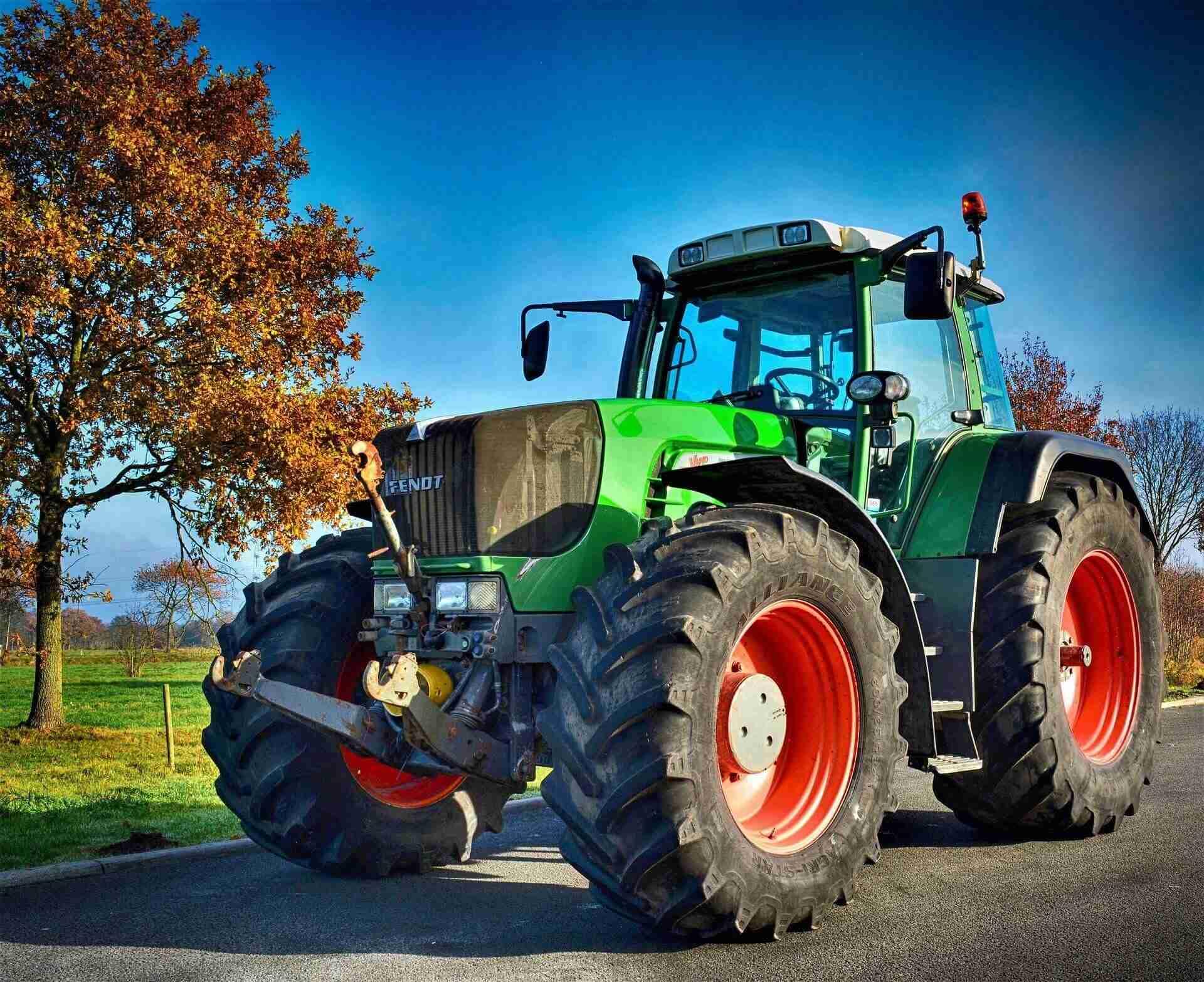 Fendt Traktor mit großen Reifen und grüner Karosserie auf einer Straße.