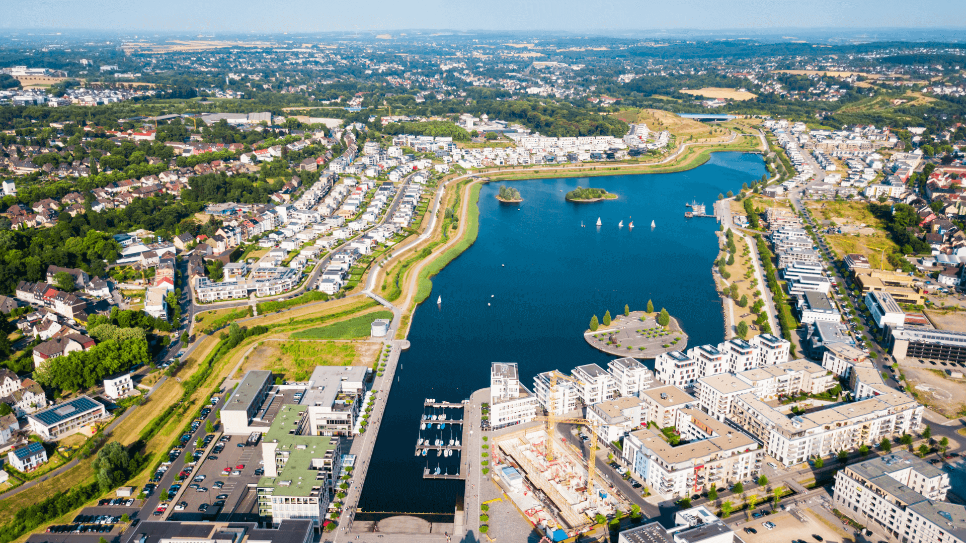 Luftaufnahme eines Gewässers mit Wohngebieten und Bootsanleger in Dortmund.