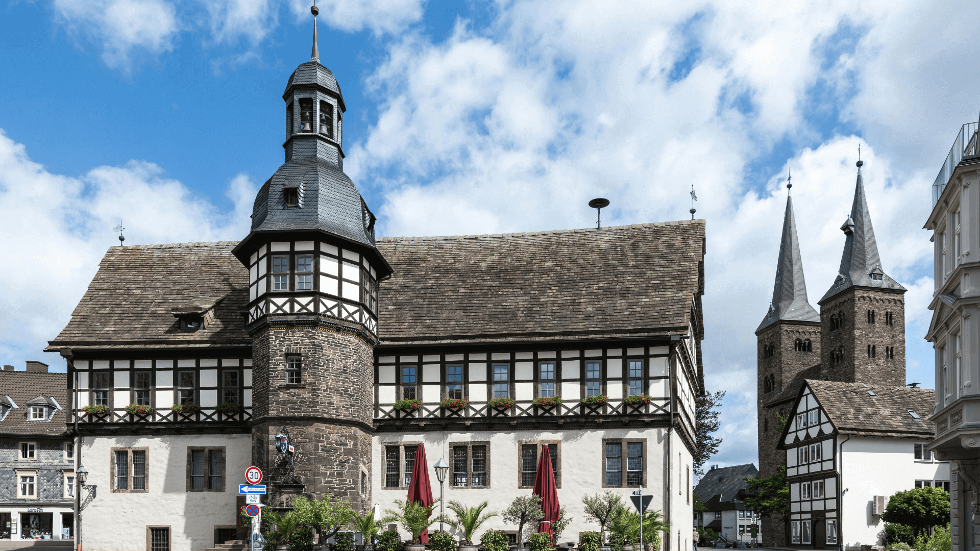 Historisches Gebäude mit Fachwerkarchitektur und zwei Türmen im Hintergrund in Höxter.