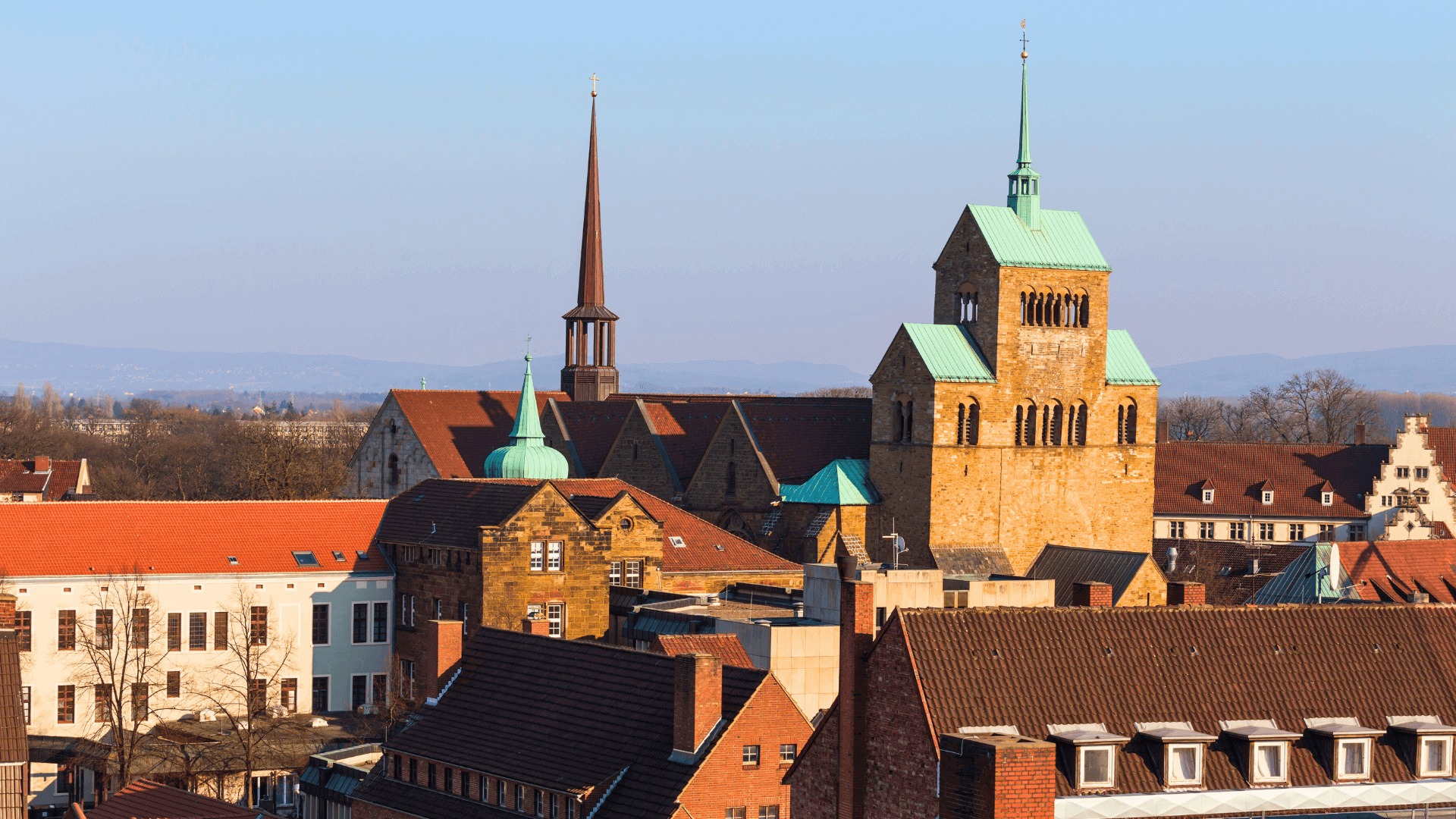 Blick auf historische Gebäude in Minden mit Türmen und roten Dächern.