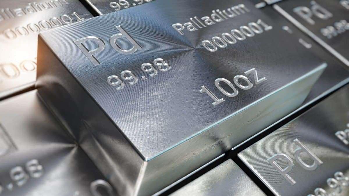 Palladiumbarren mit der Aufschrift 10 oz und 99,98% Reinheit in einer metallischen Oberfläche.