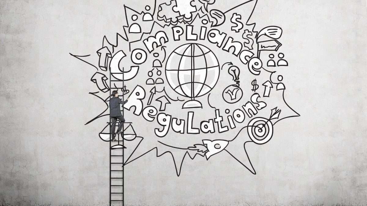 Mann auf einer Leiter malt eine Wandgrafik mit dem Text 'Compliance Regulations' und verschiedenen Symbolen.