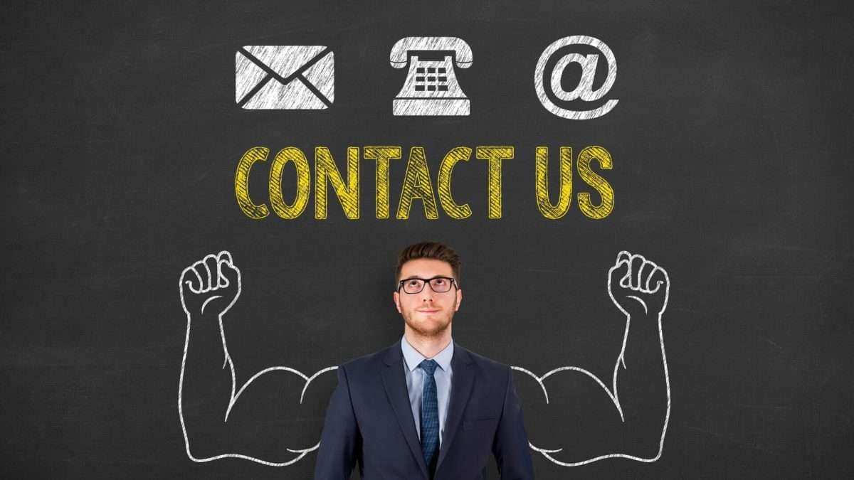 Mann im Anzug steht vor einer Tafel mit Kontaktinformationen und Zeichnungen von starken Armen.