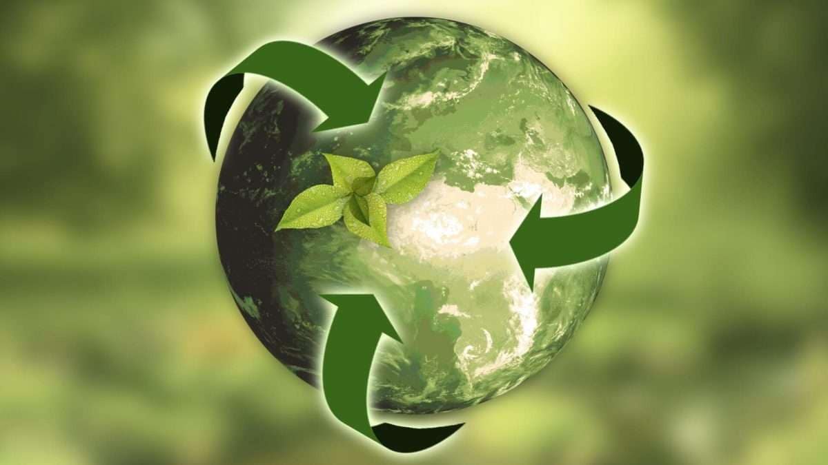 Globus mit grünen Recycling-Pfeilen und Blättern in der Mitte.