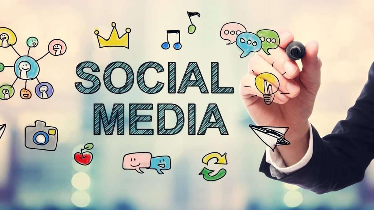 Grafik mit dem Text 'Social Media' und handgezeichneten Symbolen wie einem Mikrofon und einer Glühbirne.