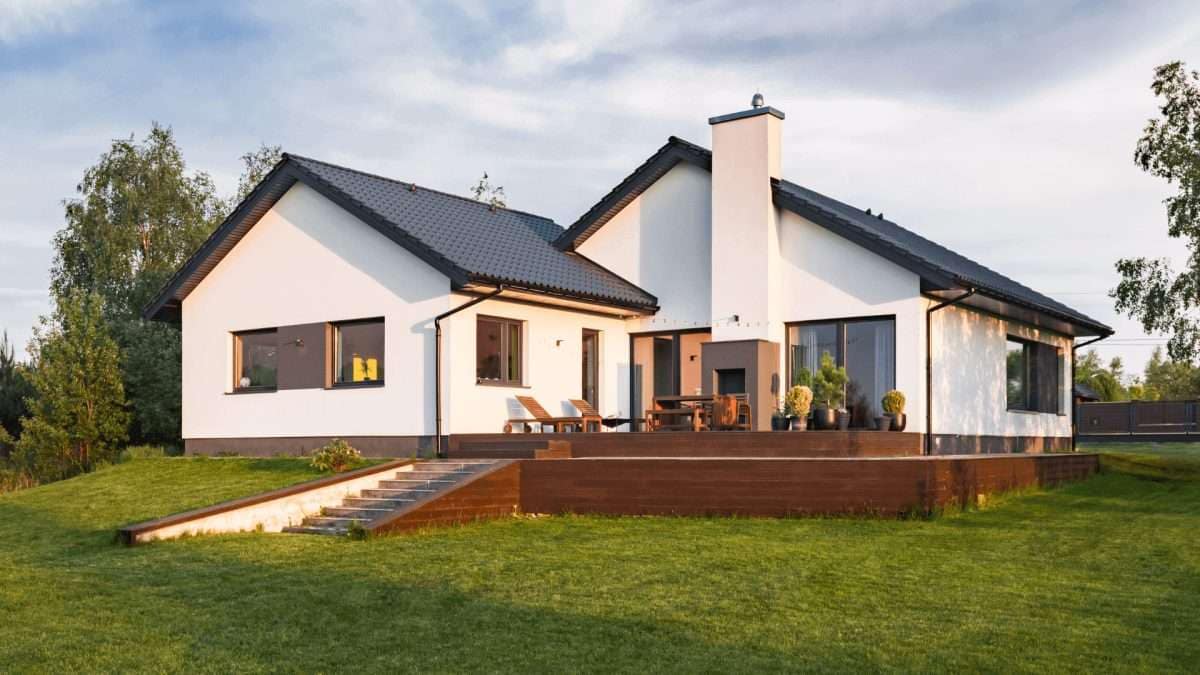 Einfamilienhaus mit moderner Architektur und Gartenbereich, einschließlich einer Terrasse.