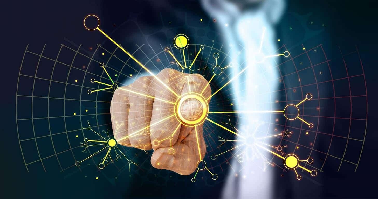 Eine Hand, die auf ein digitales Interface mit grafischen Elementen zeigt, das Datenverbindungen darstellt.