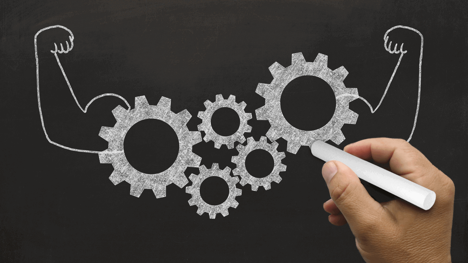 Hand zeichnet Zahnräder und muskulöse Arme auf einer Tafel mit Kreide.