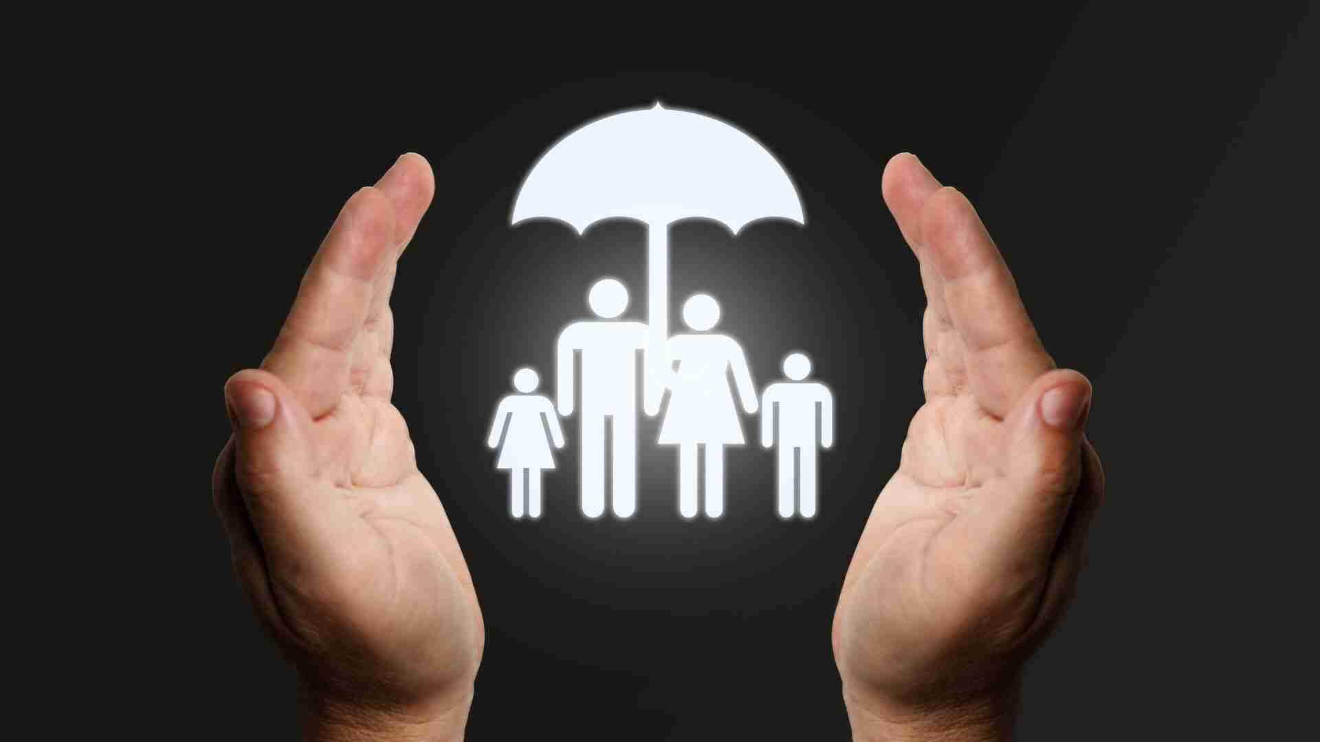 Grafische Darstellung einer Familie unter einem Schutzschirm, umgeben von Händen.