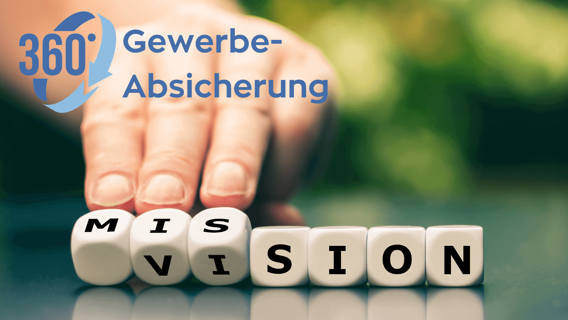 Hand, die auf Würfel zeigt, die das Wort 'MISSION' bilden, mit einem Logo im Hintergrund.