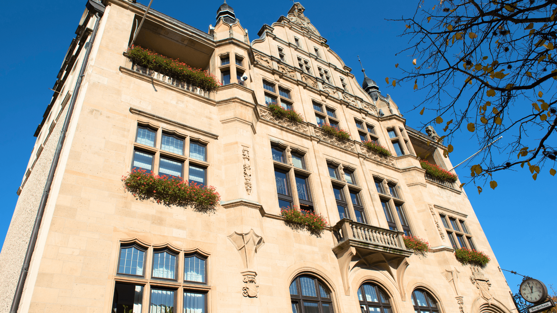 Historisches Gebäude mit dekorativen Fenstern und Blumenkästen in Hilden, Deutschland.
