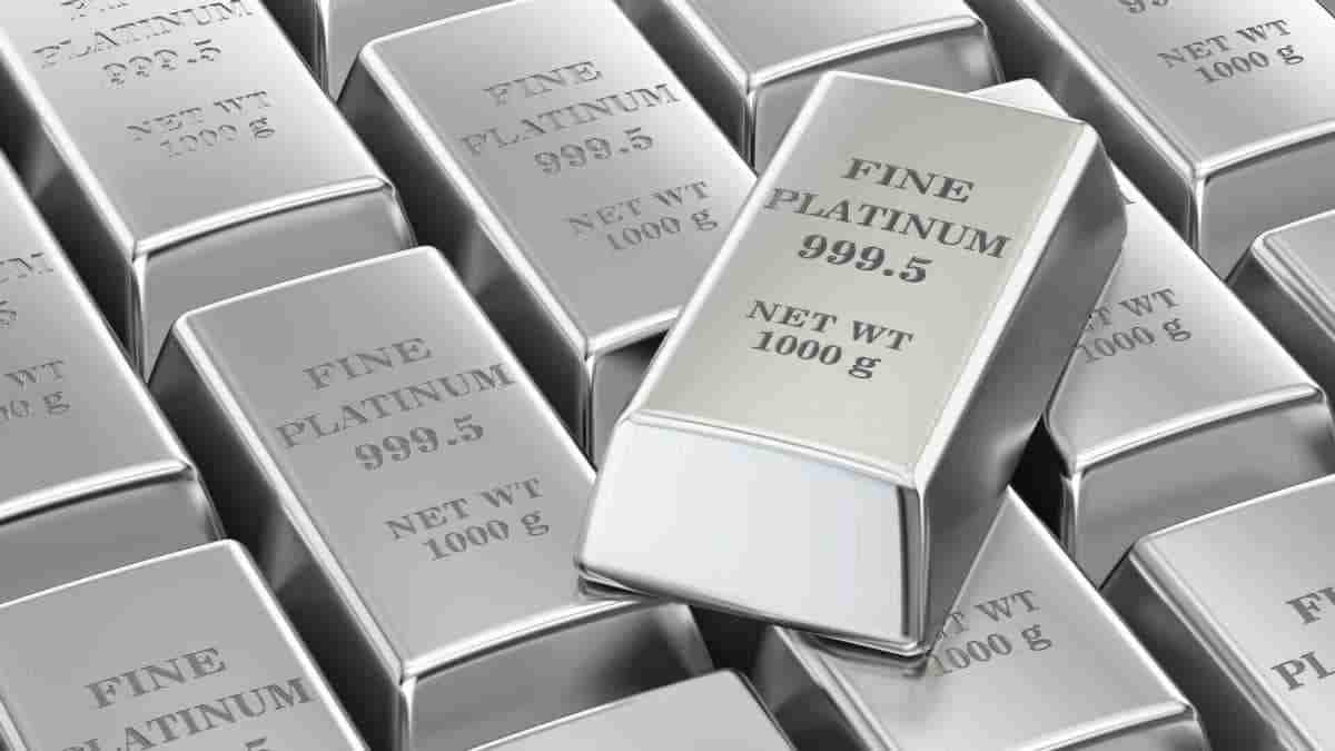 Mehrere Platinbarren mit der Aufschrift 'FINE PLATINUM 999.5' und dem Gewicht von 1000 g.