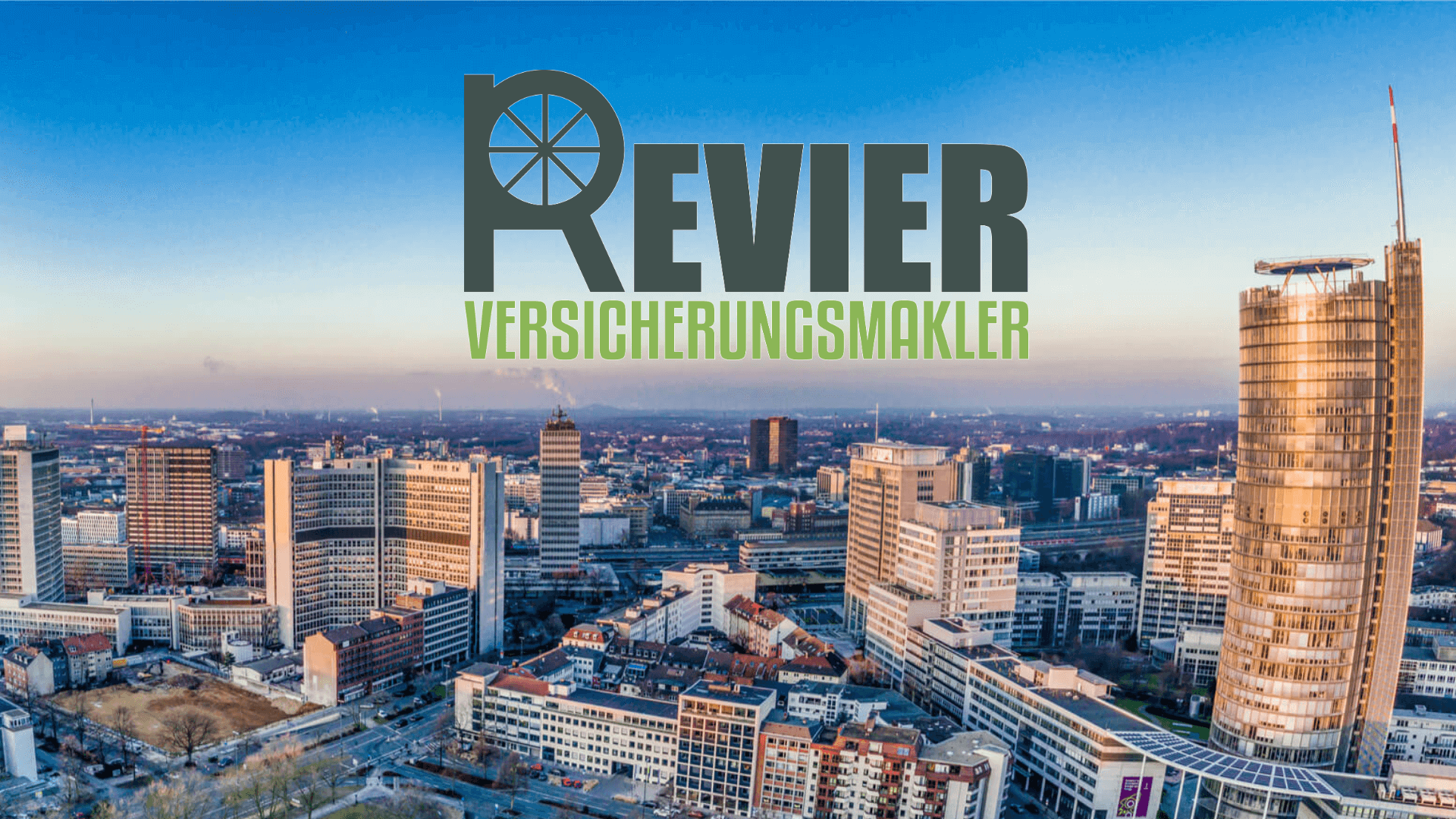 Logo von Revier Versicherungsmakler über einer Stadtansicht mit modernen Gebäuden und einem klaren Himmel.