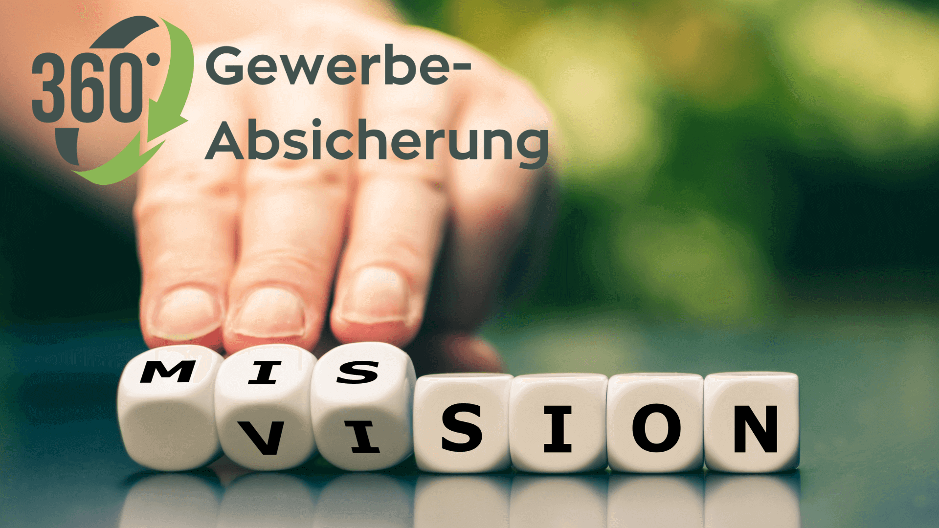 Eine Hand platziert Würfel, die das Wort 'Mission' bilden, auf einer Oberfläche.